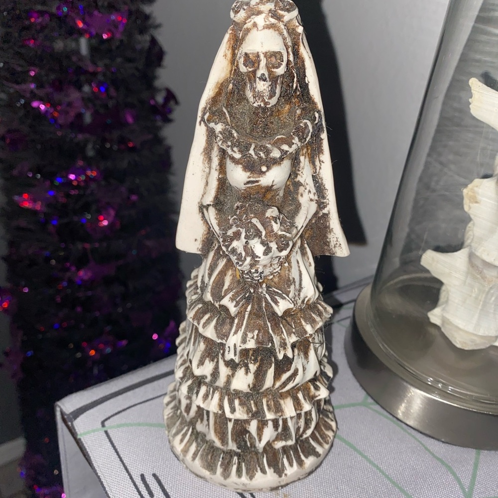 Skeleton bride decor